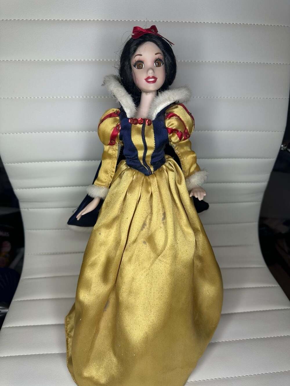 Brass Key Keepsakes 2007 Disney Enchanted Tales Snow White Porcelain Doll
